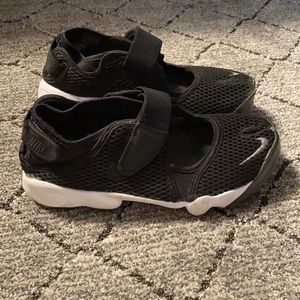 Nike Air Rift Black Mesh White Sole